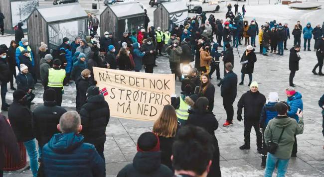 Vi som krever billigere strøm domnstrerer i Stavanger